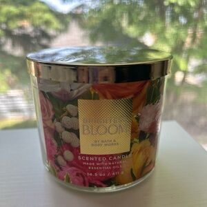 3-wick candle (14.5 oz). In scent Brightest Bloom